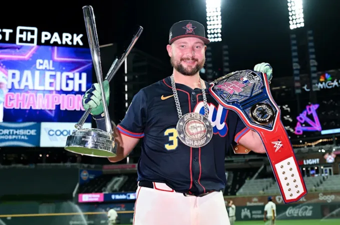 Musim bersejarah Cal Raleigh dengan Seattle Mariners telah melihatnya memenangkan derby home run di Atlanta dan menjadi pemain MLB pertama yang mencapai 50 home run pada tahun 2025 (Foto oleh Gene Wang - Capture di Media/Getty Images)