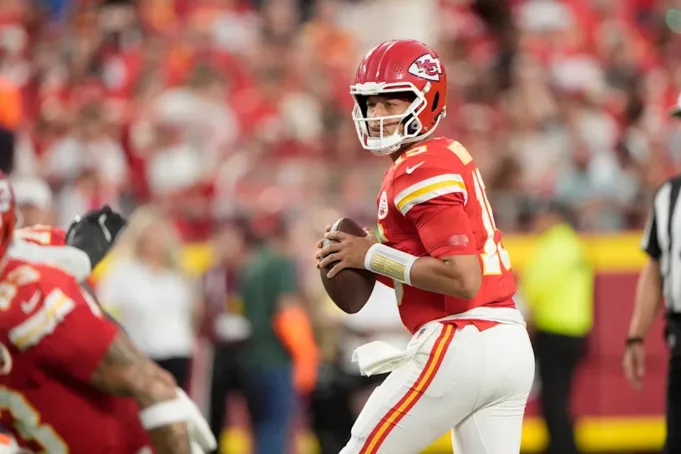 Quarterback Chiefs Kansas City Patrick Mahomes turun kembali untuk lulus selama paruh pertama pertandingan sepak bola NFL pramusim melawan Chicago Bears pada hari Jumat, 22 Agustus 2025, di Kansas City, Mo. (Foto AP/Charlie Riedel)