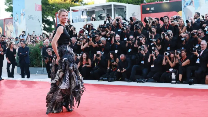 Cate Blanchett menyenangkan pada ayah ibu saudara perempuan premiere venice premiere
