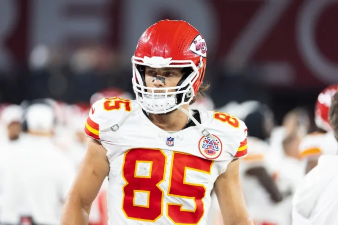Chiefs Tambahkan Veteran Te Robert Tonyan ke daftar aktif
