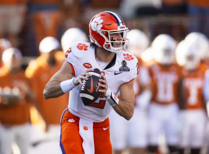 21 Des 2024; Austin, Texas, AS; Quarterback Clemson Tigers Cade Klubnik (2) melawan Texas Longhorns selama babak playoff nasional CFP di Stadion Memorial Darrell K Royal-Texas. Kredit Wajib: Mark J. Rebilas-Imagn Images
