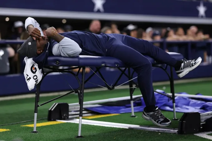 ARLINGTON, Texas - 22 Agustus: Micah Parsons #11 dari Dallas Cowboys terletak di meja pelatihan selama paruh kedua pertandingan pramusim NFL 2025 melawan Atlanta Falcons di Stadion AT&T pada 22 Agustus 2025 di Arlington, Texas. (Foto oleh gambar Sam Hodde/Getty)