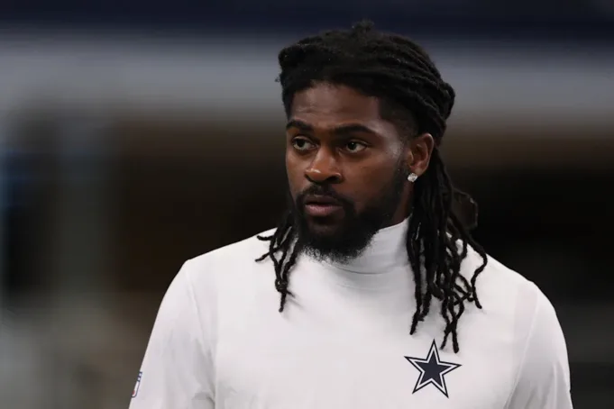 ARLINGTON, Texas - 16 Agustus: Trevon Diggs #7 dari Dallas Cowboys melihat sebelum pertandingan pramusim NFL 2025 melawan Baltimore Ravens di Stadion AT&T pada 16 Agustus 2025 di Arlington, Texas. (Foto oleh gambar Sam Hodde/Getty)