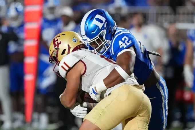 Darian Mensah melemparkan 3 TDs sebagai Duke Rolls Over Elon
