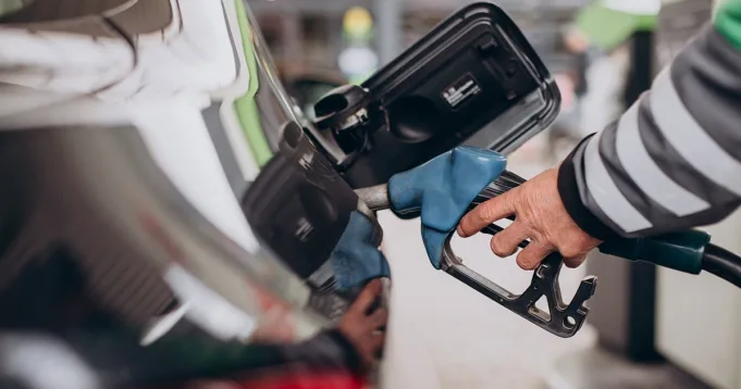 Debat E20 memanas karena 28% pemilik mobil bensin tua melaporkan keausan yang tidak biasa
