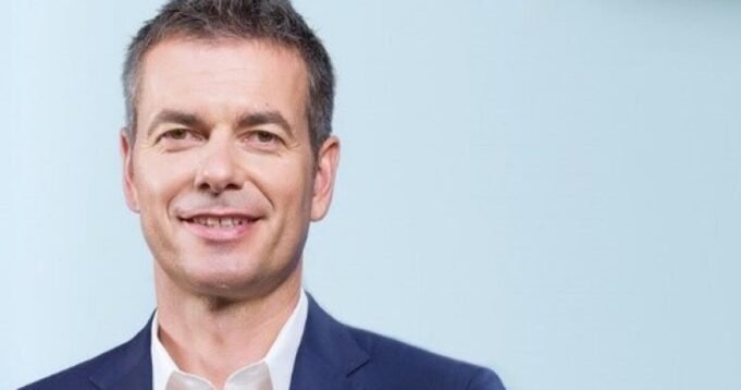 Warner Music Group mengumumkan PHK, rencana restrukturisasi yang lebih besar
