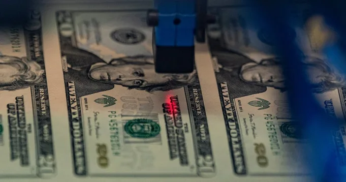 Dolar jatuh dengan perbendaharaan AS yang lebih panjang seperti koki Trump Fires Fed
