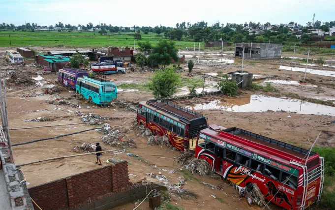 Dua kereta khusus meninggalkan Jammu dengan lebih dari 1.200 penumpang yang terdampar, 51 kereta dibatalkan pada hari Minggu
