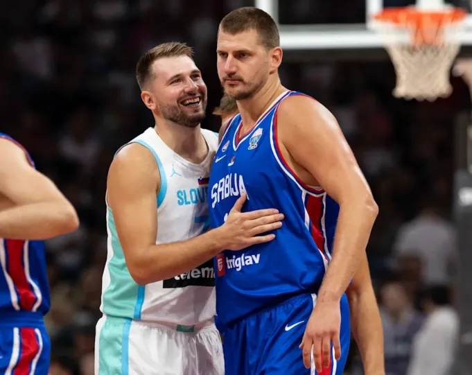 BERGRADE, Serbia - 21 Agustus: Luka Doncic (L) dari Slovenia berbicara kepada Nikola Jokic (R) dari Serbia selama pertandingan persahabatan basket internasional antara Serbia dan Slovenia di Beograd Arena pada 21 Agustus 2025 di Beograd, Serbia. (Foto oleh gambar Srdjan Stevanovic/Getty)