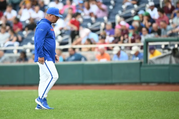 Florida menangguhkan pertandingan pelatih baseball 3 untuk omelan di NCAA Regional

