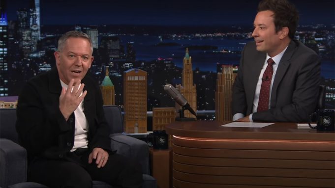 Greg Gutfeld memeluk Jimmy Fallon di Crossover larut malam
