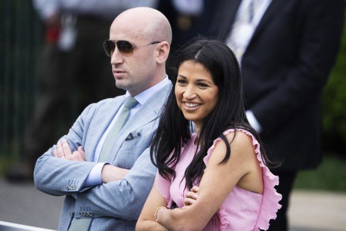 Istri Stephen Miller mengira Anda perlu mendengar semua tentang hidupnya
