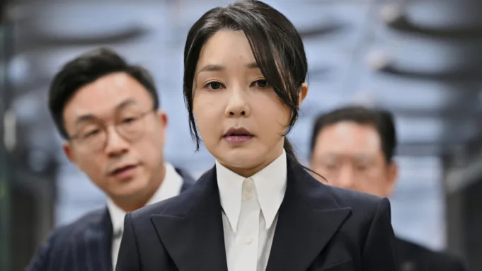 Istri dan sekutu presiden Korea Selatan yang diusir didakwa oleh jaksa penuntut khusus
