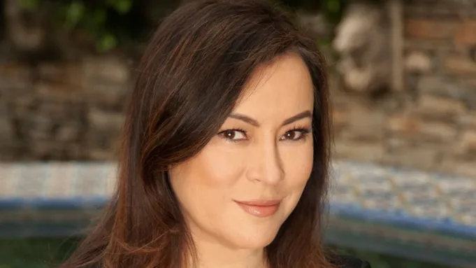 Jennifer Tilly untuk menerima penghargaan Project Angel Food's 2025 Angel
