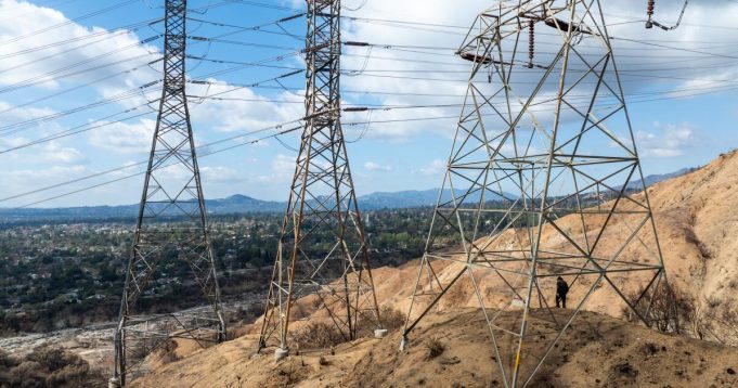 "Kebakaran ini bisa dicegah." Bagaimana utilitas California melawan penghapusan saluran listrik lama
