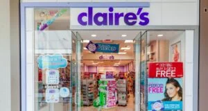 Pintu masuk toko Claire di mal.