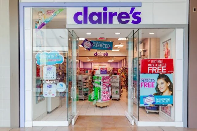 Pintu masuk toko Claire di mal.