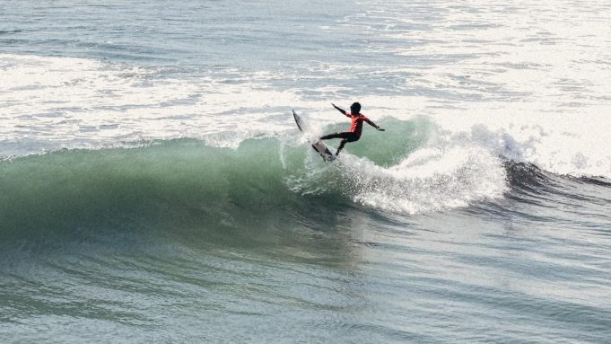 Kejuaraan Surfing Asia 2025: Harish, Tayin Book Spot di Babak Ketiga Kategori Under-18 Anak Laki-Laki
