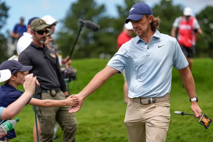 Tommy Fleetwood, dari Inggris, menyapa para penggemar dari tee keempat selama putaran final Turnamen Golf Kejuaraan Tur, Minggu, 24 Agustus 2025, di Atlanta. (Foto AP/Mike Stewart)