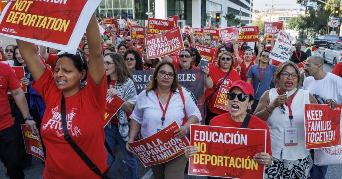 LA Teachers menuntut LAUSD memberikan lebih banyak perlindungan bagi imigran
