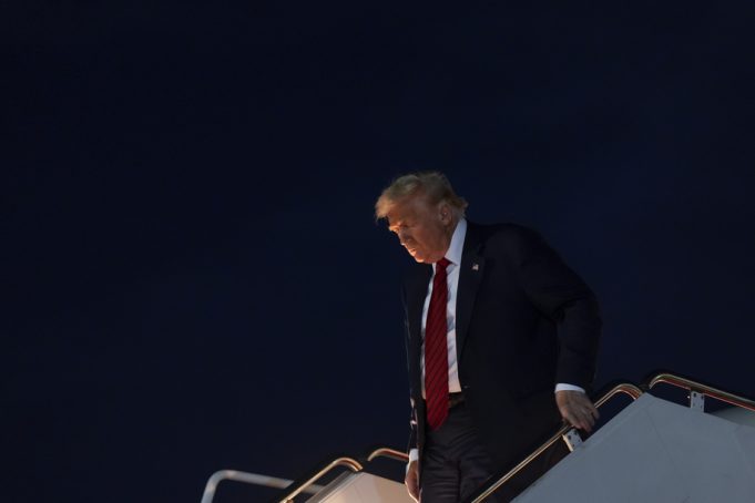 Top Demokrat menjabarkan kebenaran yang menyakitkan tentang tarif baru Trump
