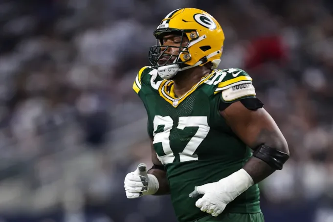 ARLINGTON, TX - 14 Januari: Kenny Clark #97 dari Green Bay Packers berlari melintasi lapangan selama pertandingan sepak bola playoff Wild -Card NFL melawan Dallas Cowboys di AT&T Stadium pada 14 Januari 2024 di Arlington, Texas. (Foto oleh Perry Knotts/Getty Images)