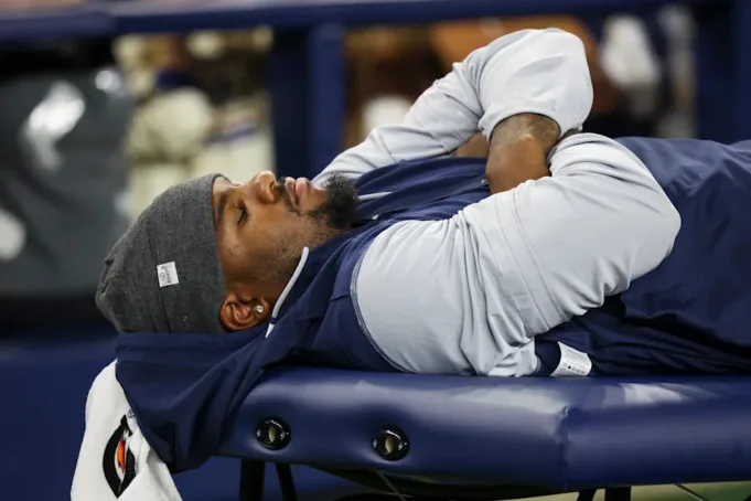 Dallas Cowboys End Defensive Micah Parsons terletak di meja medis selama paruh kedua pertandingan sepak bola NFL pramusim melawan Atlanta Falcons Jumat, 22 Agustus 2025, di Arlington, Texas. (Foto AP/Gareth Patterson)