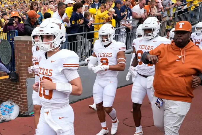 File - Texas Quarterback Arch Manning (16) mengambil lapangan sebelum pertandingan sepak bola perguruan tinggi NCAA melawan Michigan di Ann Arbor, Mich., Sabtu, 7 September 2024. (Foto AP/Paul Sancya, File)
