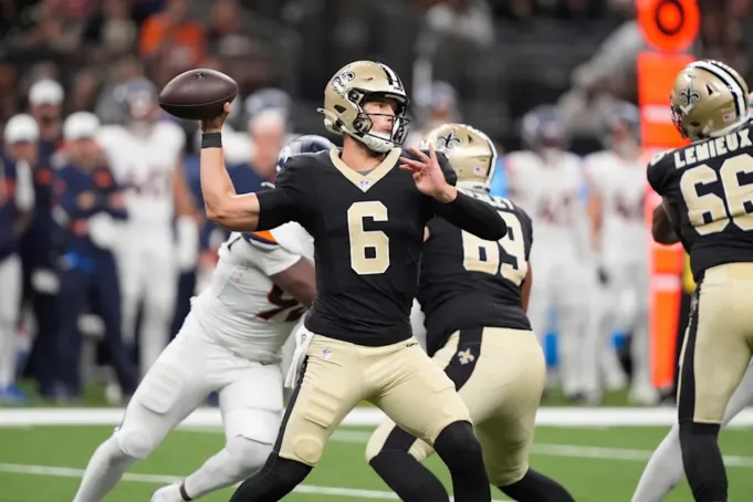 Quarterback New Orleans Saints Tyler Shough datang dari bangku cadangan melawan Broncos. (Foto AP/Gerald Herbert)