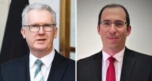 Menteri Imigrasi Tony Burke dan anggota parlemen Israel Simcha Rothman.