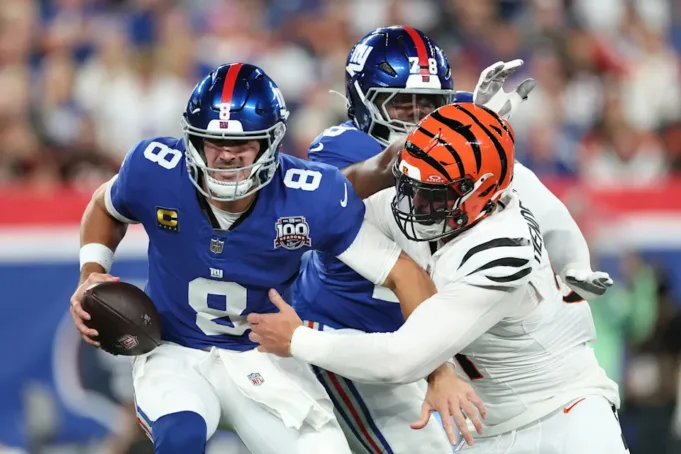 East Rutherford, New Jersey - 13 Oktober: Trey Hendrickson #91 dari Cincinnati Bengals memecat Daniel Jones #8 dari New York Giants selama babak pertama di Stadion Metlife pada 13 Oktober 2024 di East Rutherford, New Jersey. (Foto oleh Luke Hales/Getty Images)