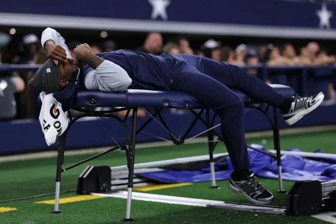 ARLINGTON, Texas - 22 Agustus: Micah Parsons #11 dari Dallas Cowboys terletak di meja pelatihan selama paruh kedua pertandingan pramusim NFL 2025 melawan Atlanta Falcons di Stadion AT&T pada 22 Agustus 2025 di Arlington, Texas. (Foto oleh gambar Sam Hodde/Getty)