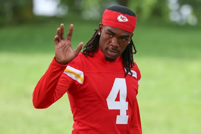 Kansas City Chiefs Receiver Rashee Rice (4) akan melambaikan tangan ke timnya sampai minggu 7. (Foto oleh Scott Winters/Icon Sportswire melalui Getty Images)