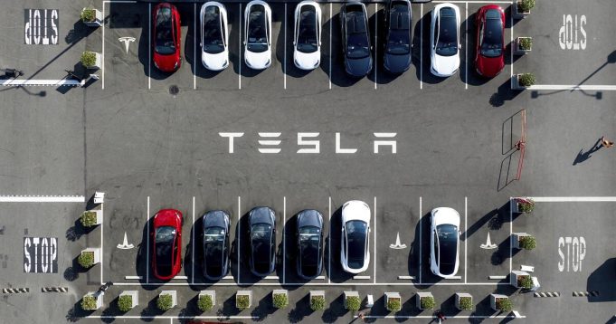 Penjualan Tesla jatuh di tengah persaingan dan kerusakan merek
