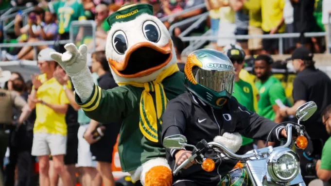 Perjalanan Maskot Oregon, Kehilangan Kepala Kostum Kecakapan di Pembuka Bebek
