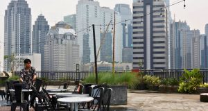 Pertumbuhan ekonomi Indonesia kemungkinan melambat lagi di kuartal II 2023, menurut laporan terbaru dari Reuters.