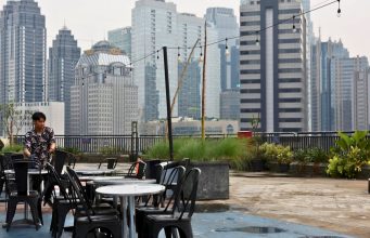 Pertumbuhan ekonomi Indonesia kemungkinan melambat lagi di kuartal II 2023, menurut laporan terbaru dari Reuters.