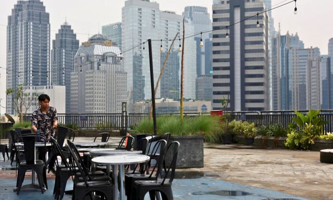 Pertumbuhan ekonomi Indonesia kemungkinan melambat lagi di kuartal II 2023, menurut laporan terbaru dari Reuters.