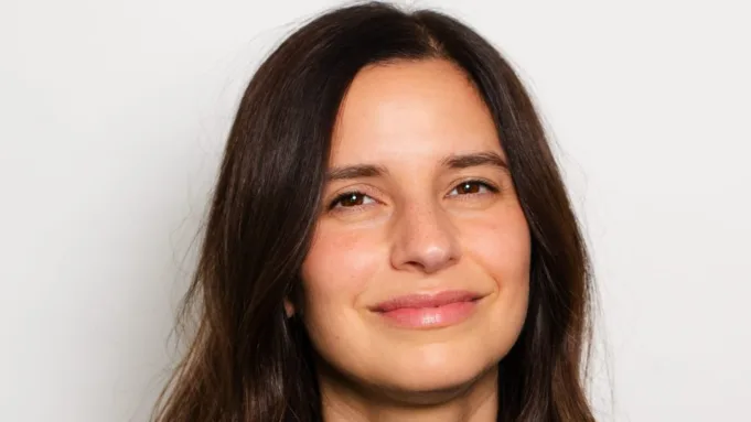 Produksi asam dan lembut Lauren Lefranc mempekerjakan Rachel Jacobs
