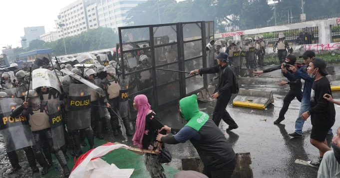 Protes Rock Indonesia setelah seseorang tewas dalam bentrokan polisi
