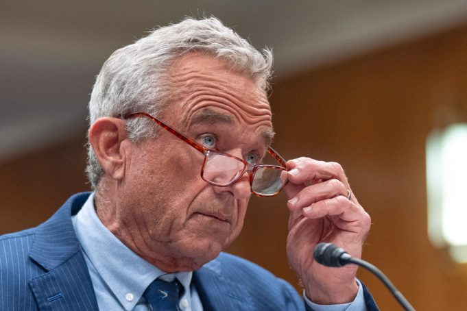 RFK Jr. mengubah nada dan mendukung sains modern - hanya bercanda
