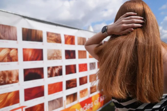 Ribuan orang berambut merah merayakan untaian mereka di festival Belanda

