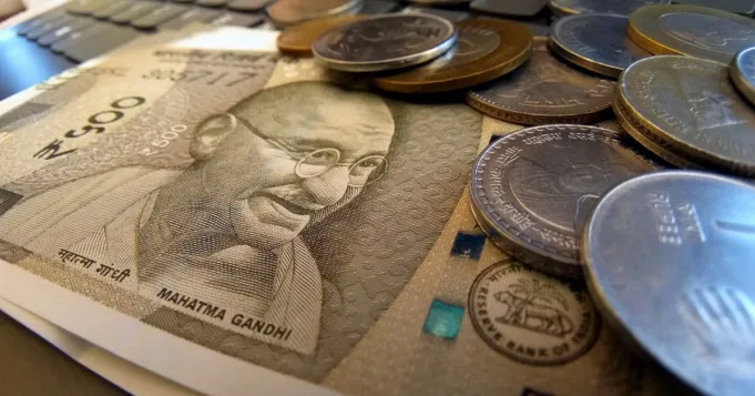 Rupee terbuka lebih tinggi bahkan karena tarif 50% di India mulai berlaku
