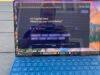 Lenovo Yoga Slim 9i duduk di atas meja piknik di luar