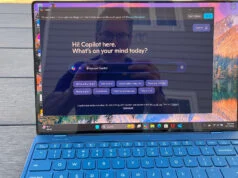 Lenovo Yoga Slim 9i duduk di atas meja piknik di luar