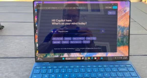 Lenovo Yoga Slim 9i duduk di atas meja piknik di luar