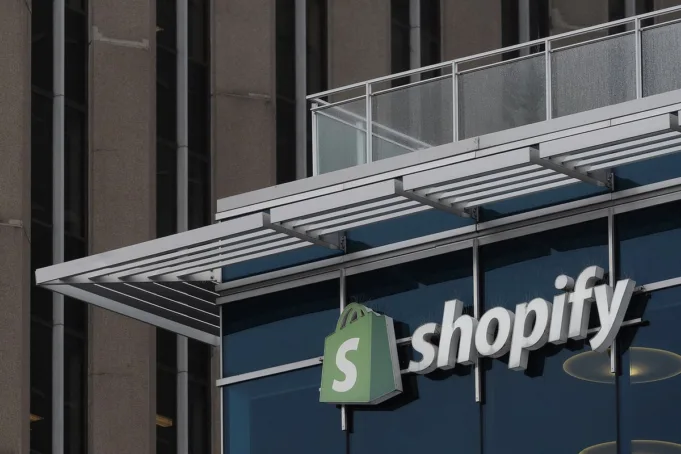 Shopify menghidupkan kembali larangan 'konten kebencian' di tengah penjualan barang dagangan rasis
