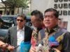 Ketua Umum Solidaritas Merah Putih (Solmet), Silfester Matutina (kanan)