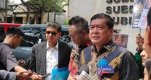 Ketua Umum Solidaritas Merah Putih (Solmet), Silfester Matutina (kanan)