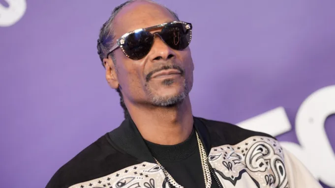 Snoop Dogg mengatakan 'ciuman gay' ringan membuat dia 'takut' untuk pergi ke bioskop
